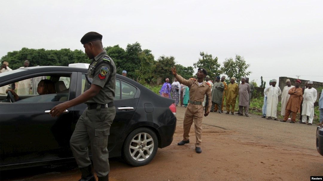 Pasukan keamanan Nigeria melakukan pemeriksaan kendaraan di ibukota Abuja (foto: dok). Abuja diguncang dua ledakan hari Jumat (2/10).