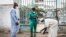 Une lycéenne du lycée Blaise Diagne se fait désinfecter les pieds le premier jour de son retour à l'école à Dakar le 25 juin 2020, après la fermeture des écoles début mars 2020 en raison de la pandémie de COVID-19 au Sénégal. (AFP/JOHN WESSELS)