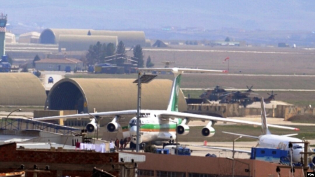 Pesawat kargo Iran terparkir di landasan pacu di Bandara Diyarbakir, Turki, setelah diperintahkan untuk mendarat oleh aparat setempat, Rabu (16/3).