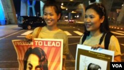 Para pendukung Suu Kyi, sambil membawa posternya, menunggu kedatangan Suu Kyi di bandara internasional Bangkok (29/5).