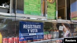 미국 텍사스주 휴스턴 시내에서 타코를 파는 푸드트럭에 유권자 등록 스페인어 홍보물이 게시돼 있다. (자료사진)
