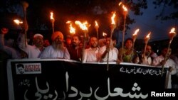 Protesters condemning killings in the name blasphemy rally in Peshawar, Pakistan, April 20, 2017. 