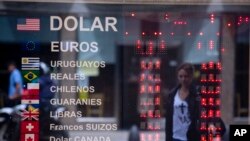 Casa de cambio en Buenos Aires, donde los controlos cambiarios que mantenía el gobierno han sido relajados.