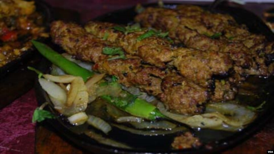 Kebab atau daging panggang ala Pakistan, salah satu menu andalan di restoran "Kabob Palace".