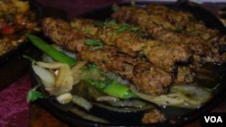 Kebab atau daging panggang ala Pakistan, salah satu menu andalan di restoran "Kabob Palace".