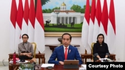 File - Presiden Joko Widodo didampingi Menlu Retno Marsudi dan Menkeu Sri Mulyani dalam KTT Luar Biasa G20 "Virtual", 26 Maret 2020.(foto: Setpres RI).