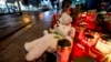 Sebuah boneka beruang diletakkan bersama lilin di dekat pasar Natal di Magdeburg, Jerman, lokasi insiden mobil yang menabrak kerumunan pada Jumat malam, 22 Desember 2024. (Foto: AP)