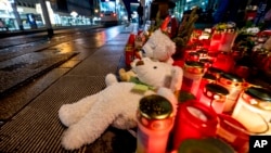 Sebuah boneka beruang diletakkan bersama lilin di dekat pasar Natal di Magdeburg, Jerman, lokasi insiden mobil yang menabrak kerumunan pada Jumat malam, 22 Desember 2024. (Foto: AP)