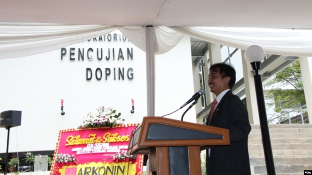 Menteri Negara Pemuda dan Olahraga Roy Suryo memberikan sambutan pada peresmian laboratorium uji doping di Institut Teknologi Bandung (ITB). (VOA/R. Teja Wulan)