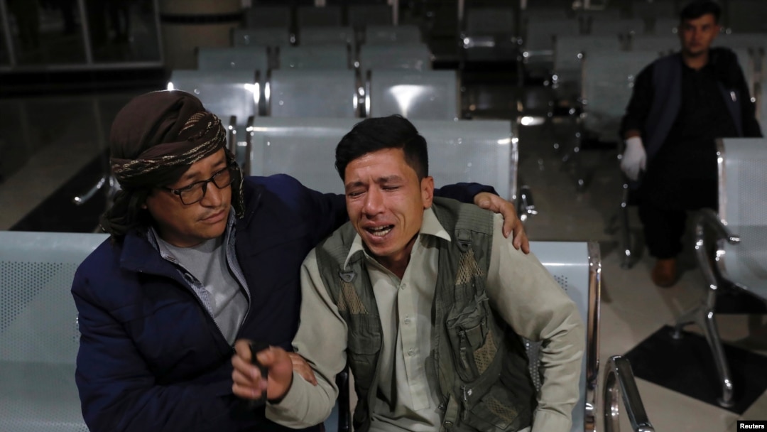 Seorang pria Afghan berduka karena kehilangan adik laki-lakinya akibat serangan bom bunuh diri di Kabul, Afghanistan, Sabtu, 24 Oktober 2020. (Foto: Reuters) 