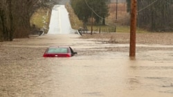 Sebuah mobil terendam banjir di sebuah jalanan di wilayah Bowling Green, Kentucky, pada 15 Februari 2025. (Foto: Warren County Sheriff's Office via AP)