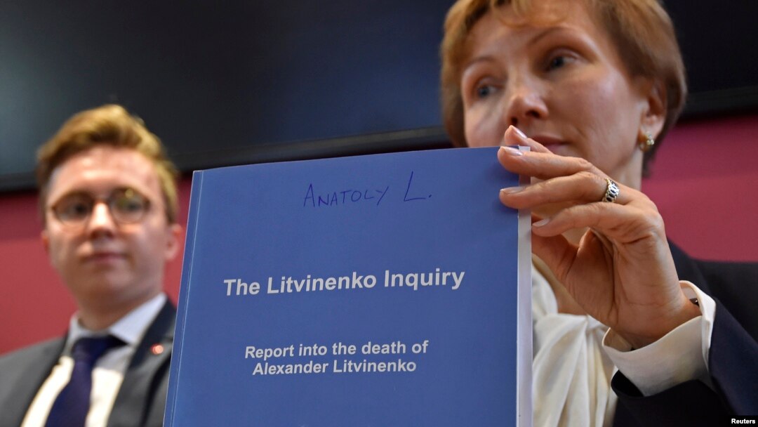 Marina Litvinjenko sa kopijom izveštaja o ubistvu njenog supruga Aleksandra Litvinjenka