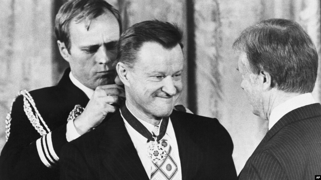 Zbignjev Bžežinski (us redini) prima Medalju slobode od predsednika Džimija Kartera na ceremoniji u Beloj kući 17. januara 1981.
