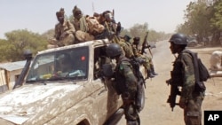 Des soldats camerounais fouillent des véhicules à la frontière entre le Cameroun et le Nigeria, 19 février 2015.