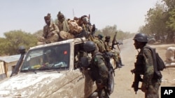 Des soldats camerounais et tchadiens sur le front à Fotokol, Cameroun, le 19 fevrier 2015 