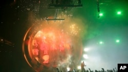 Rapper Travis Scott tampil di atas panggung di Capital One Arena pada 12 Maret 2019, di Washington. (Foto: AP)