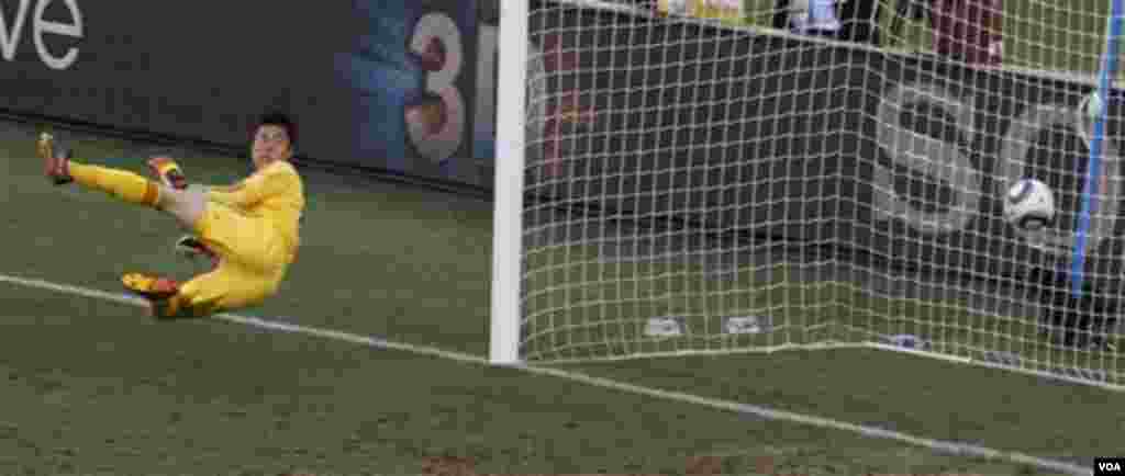 Eiji Kawashima nije zaustavio šut Wesley Sneijdera. Holandija - Japan 1:1