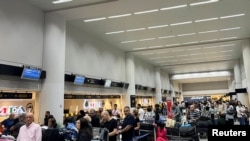 Sejumlah penumpang tampak mengantre di Bandara Internasional Beirut-Rafic Al Hariri di Beirut, Lebanon, pada 2 Oktober 2024. (Foto: Reuters/Yara Abi Nader)