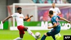 Nordi Mukiele de Leipzig, à gauche, et Niko Giesselmann de Fortuna Duesseldorf, lors d'un match de Bundesliga, Allemagne, le 2 septembre 2018