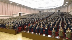 劳动党代表大会代表们鼓掌