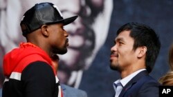 Floyd Mayweather Jr. (trái), và Manny Pacquiao tại cuộc họp báo hôm thứ Tư 29/4/2015, ở Las Vegas. 