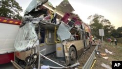 Polisi menyelidiki bus bertingkat yang hancur akibat kecelakaan di Fanling, Hong Kong, 18 Desember 2019. (TVB via AP)