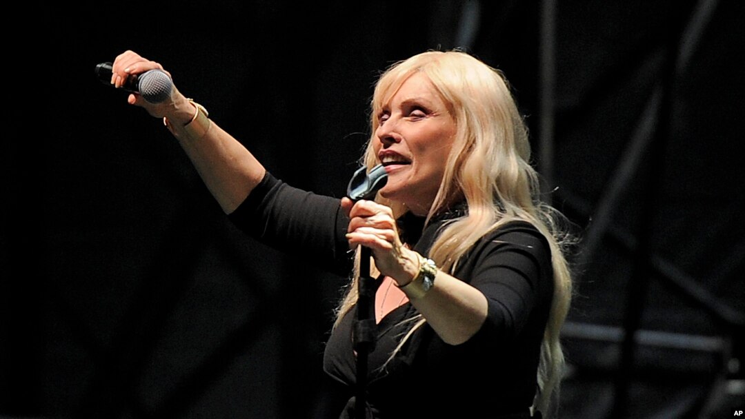 ARCHIVO - Debbie Harry, de "Blondie" durante una presentación en Hyde Park, Londres, septiembre 2017. 