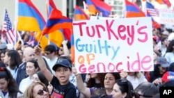 Warga Amerika keturunan Armenia berpawai dalam peringatan tahunan genosida 1,5 juta orang Armenia saat Kekaisaran Ottoman berkuasa di Turki, Los Angeles, 24 April 2019.