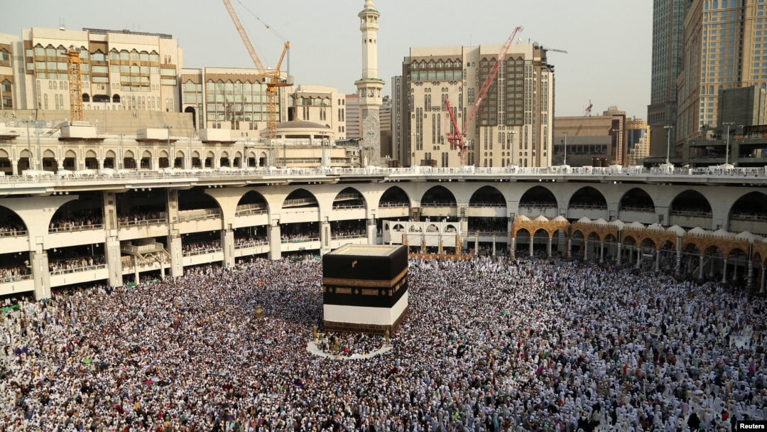 Les pèlerins musulmans tournent autour de la Kaaba à la Grande mosquée de La Mecque, Arabie saoudite, 8 septembre 2016.