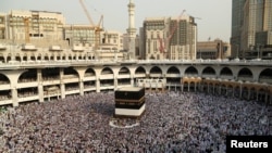 Les pèlerins musulmans tournent autour de la Kaaba à la Grande mosquée de La Mecque, Arabie saoudite, 8 septembre 2016.