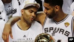 Les SpursTony Parler et Tim Duncan, champions de la NBA, San Antonio, le 15 juin 2014.