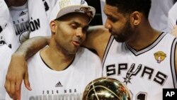 Tony Parker (gauche) et Tim Duncan (droite). 11 juillet 2016. (AP Photo/David J. Phillip, File)