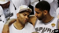 Tim Duncan, à droite, et Tony Parker, champions NBA, San Antonio, Texas, le 15 juin 2014.