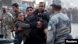 په جلال آباد کې د یوې بمي چاودنې وروسته د زخمیانو انتقال (۲۰۱۷)