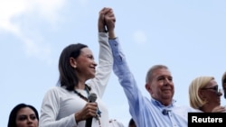 Kepala oposisi Venezuela Maria Corina Machado (kiri) bersama kandidat Presiden oposisi, Edmundo Gonzalez berbicara di Caracas (foto: dok). 