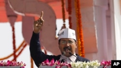 Pemimpin partai Aam Aadmi (sebuah partai politik baru India), Arvind Kejriwal, memberikan sambutan di hadapan publik seusai dilantik menjadi menteri utama di New Delhi, India (28/12).