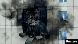 2026년 3월 1일, 이스라엘과 미국의 이란 공습 이후 이란 드론에 의해 손상된 바레인 마나마 주페르의 한 건물 모습.