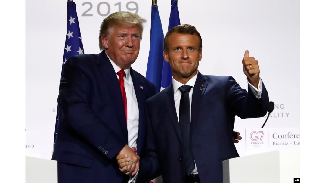 Američki predsjednik Donald Trump i francuski predsjednik Emmanuel Macron rukuju se na samitu G-7 26. avgusta 2019. u Biarritzu, Francuska.