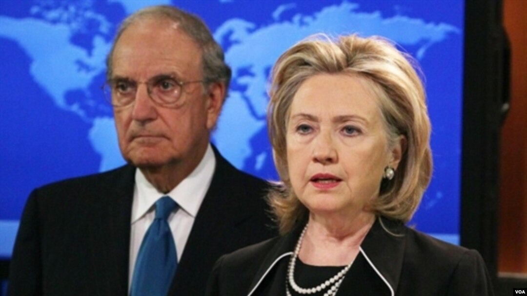 Menlu AS Hillary Rodham Clinton saat mengumumkan perundingan langsung Israel Palestina hari ini, didampingi utusan AS untuk Tim-Teng, George Mitchell.