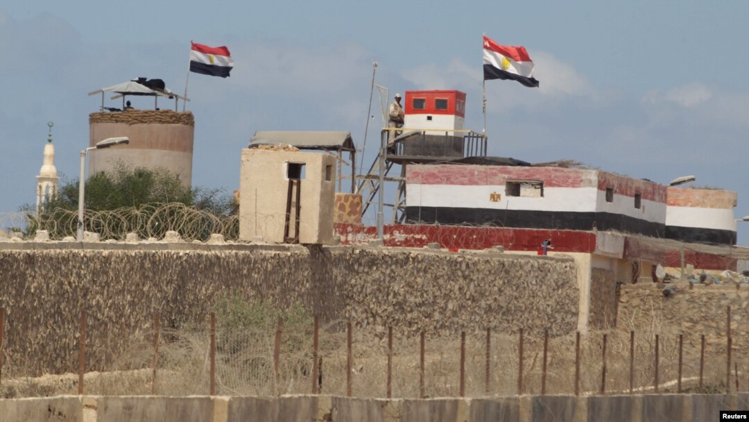 Seorang tentara Mesir berjaga di perbatasan antara Mesir dan selatan jalur Gaza, 8 September 2013 (Foto: dok). 