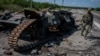 Seorang tentara Ukraina berjalan di samping tank milik pasuka Ukraina yang hancur di desa Robotyne, wilayah Zaporizhzhia, pada 25 Agustus 2023. (Foto: Reuters/Viacheslav Ratynskyi)