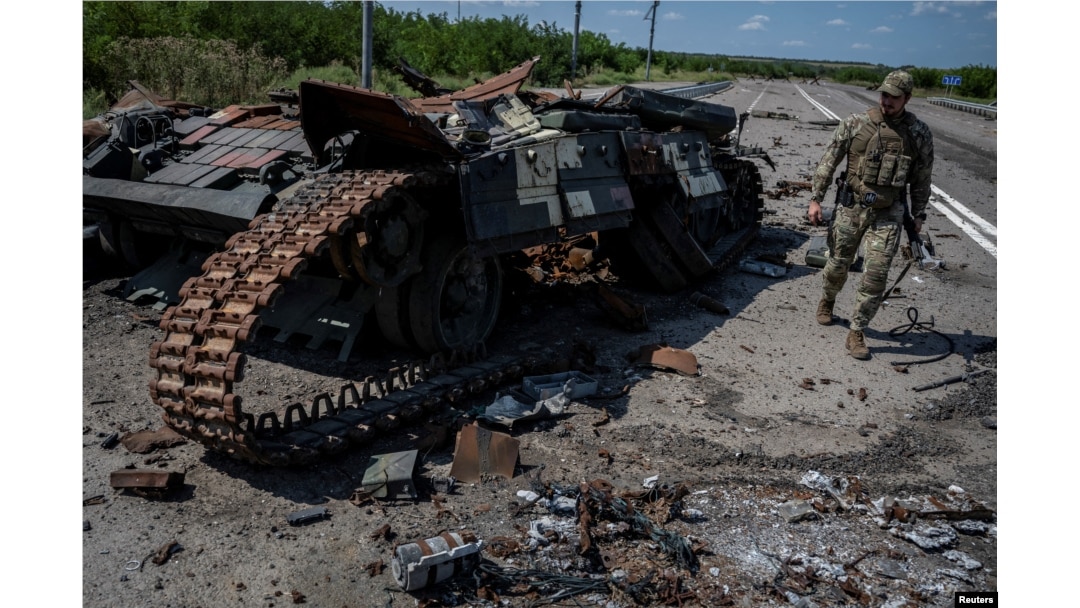 Seorang prajurit Ukraina berjalan di dekat tank Ukraina yang hancur di dekat Desa Robotyne. (Foto: Reuters)