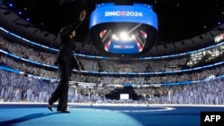 Kamala Harris odlazi sa scene United centra u Chicagu na kraju demokratske konvencije, 22. august 2024. ( Kent Nishimura/ POOL/AFP)