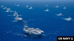 지난 2012년 환태평양훈련(RIMPAC·림팩)에 참가한 함정들과 잠수함들이 하와이 제도 주변 해역에서 편대를 이루어 항해하고 있다.