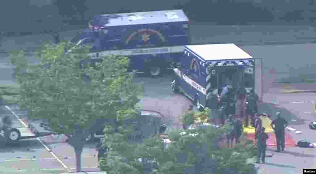 پولیس کے مطابق حملہ آور نے 45 بور کا سائلسنر والا پستول فائرنگ کے لیے استعمال کیا اس کے پاس متعدد میگزین بھی موجود تھے جو تبدیل کر کے وہ لوگوں پر فائرنگ کرتا رہا۔