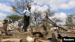 Un officier de la sécurité sur les lieux de l'explosion après un attentat-suicide à Mogadiscio en Somalie, le 11 décembre 2016.