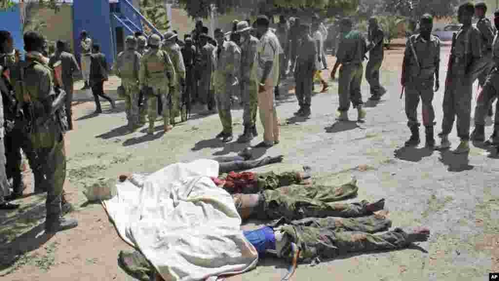 Polisi wa Somalia wakiangalia miili ya watuhumiwa wa shambulizi la mjini Mogadishu Jumane April 14 2015