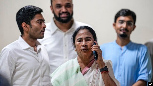 মমতা বন্দ্যোপাধ্যায়-এর তৃণমূল কংগ্রেসের পাঁচজন মুসলিম প্রার্থী নির্বাচনে জয়ী হয়েছে। ছবির বাঁ দিকে দলের নেতা অভিষেক ব্যানারজী। ফটোঃ ৪ জুন, ২০২৪।