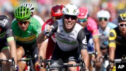 Mark Cavendish célèbre une victoire d'étape au Tour de France, le 7 juillet 2016. (AP Photo/Christophe Ena)