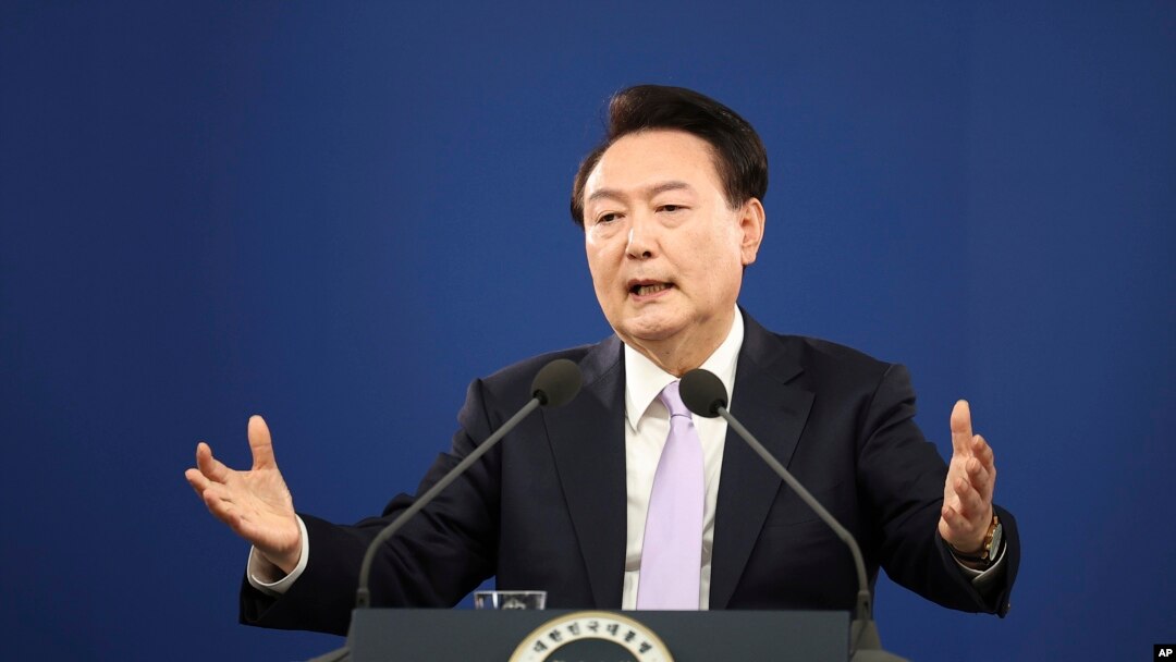 FILE - Presiden Korea Selatan Yoon Suk Yeol menjawab pertanyaan wartawan selama konferensi pers di Kantor Kepresidenan di Seoul, Korea Selatan, Kamis, 7 November 2024. (Kim Hong-Ji/Pool via AP, File)
